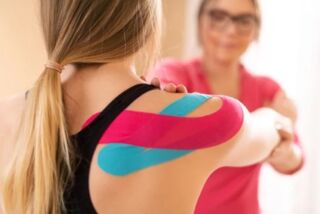 Frau mit Kinesio Tape