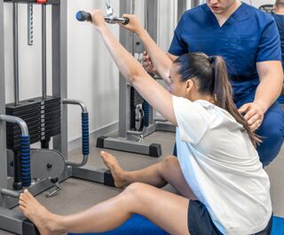 Frau bei der Krankengymnastik