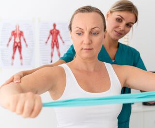 Frau bei der Physiotherapie